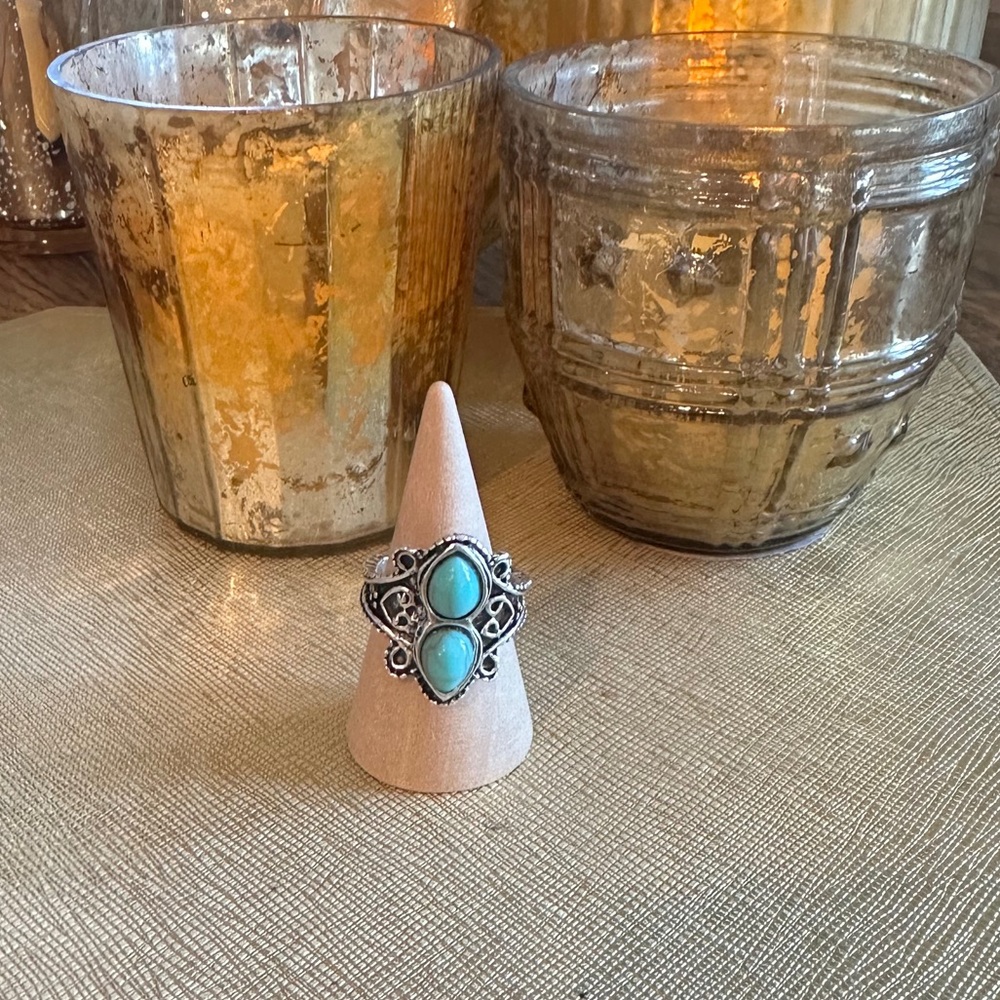 *FREE GIFT GIVEAWAy* NEW ring faux turquoise ring, 2 stones
size 5.5
Silvery